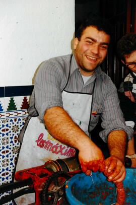 Manuel Sánchez Jorquera atando chorizos en Ifre Cazadores
