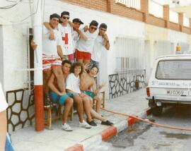 Voluntarios de Cruz Roja en la puerta del local del Paseo de la Sal