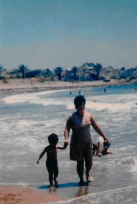 Manuel Sánchez Jorquera de la mano de su madre, Ana Jorquera López, en la playa de Percheles
