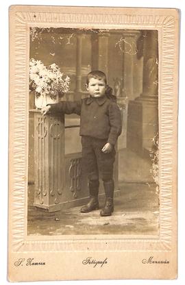 Retrato de niño de pie