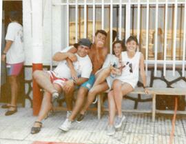 Voluntarios de Cruz Roja en la puerta del local del Paseo de la Sal