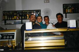 Pizzería Ozono. Tras la barra Manuel Sánchez Jorquera, Benito, Manuel Ballesta, Francisco José Sá...
