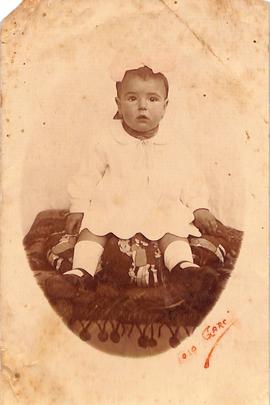 Retrato de niña sentada