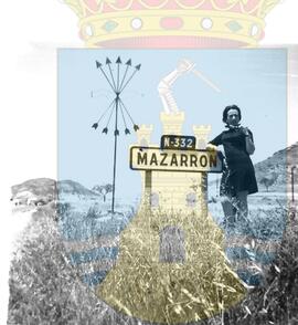 image 04. Mujer  junto a cartel de señalización de Mazarrón