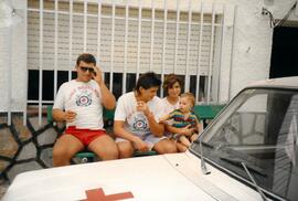 Voluntarios en la puerta de Cruz Roja del Mar. Manuel Sánchez Jorquera y Soledad Belda Oreja