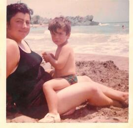 Manuel Sánchez Jorquera con su madre Ana Jorquera Lòpez en la playa de Percheles